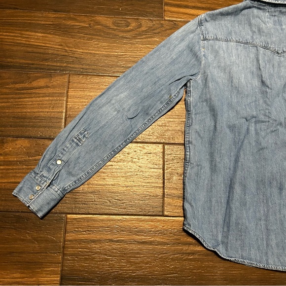 Levi’s Classic Fit Women’s Small Shirt Pearl Snap Button Down Closure - Picture 5 of 11